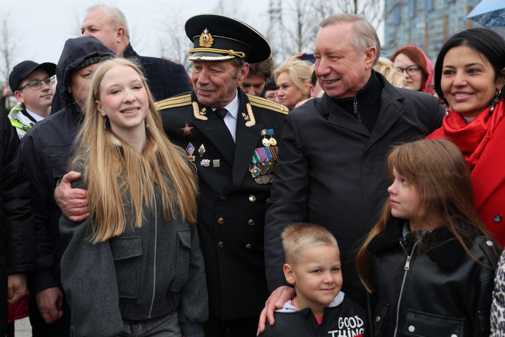 Запуск светового фонтана в аллее Чернобыльцев в Приморском районе.jpg
