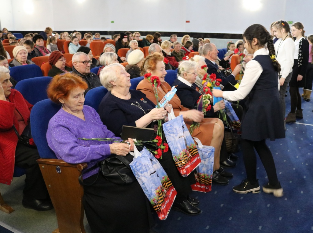узники 11.04.19.-Вручение цветов.jpg